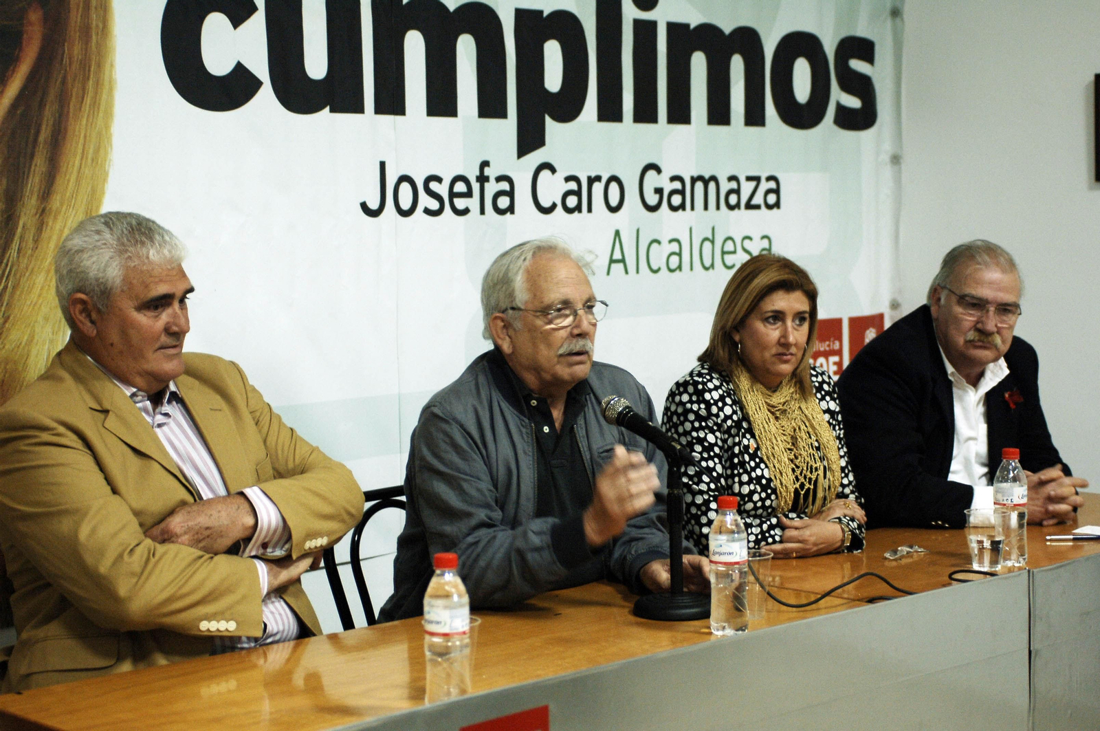 Lorenzo Perdigones (izquierda), en 2010 durante un acto del PSOE en Arcos en el aniversario de los ayuntamientos democráticos.