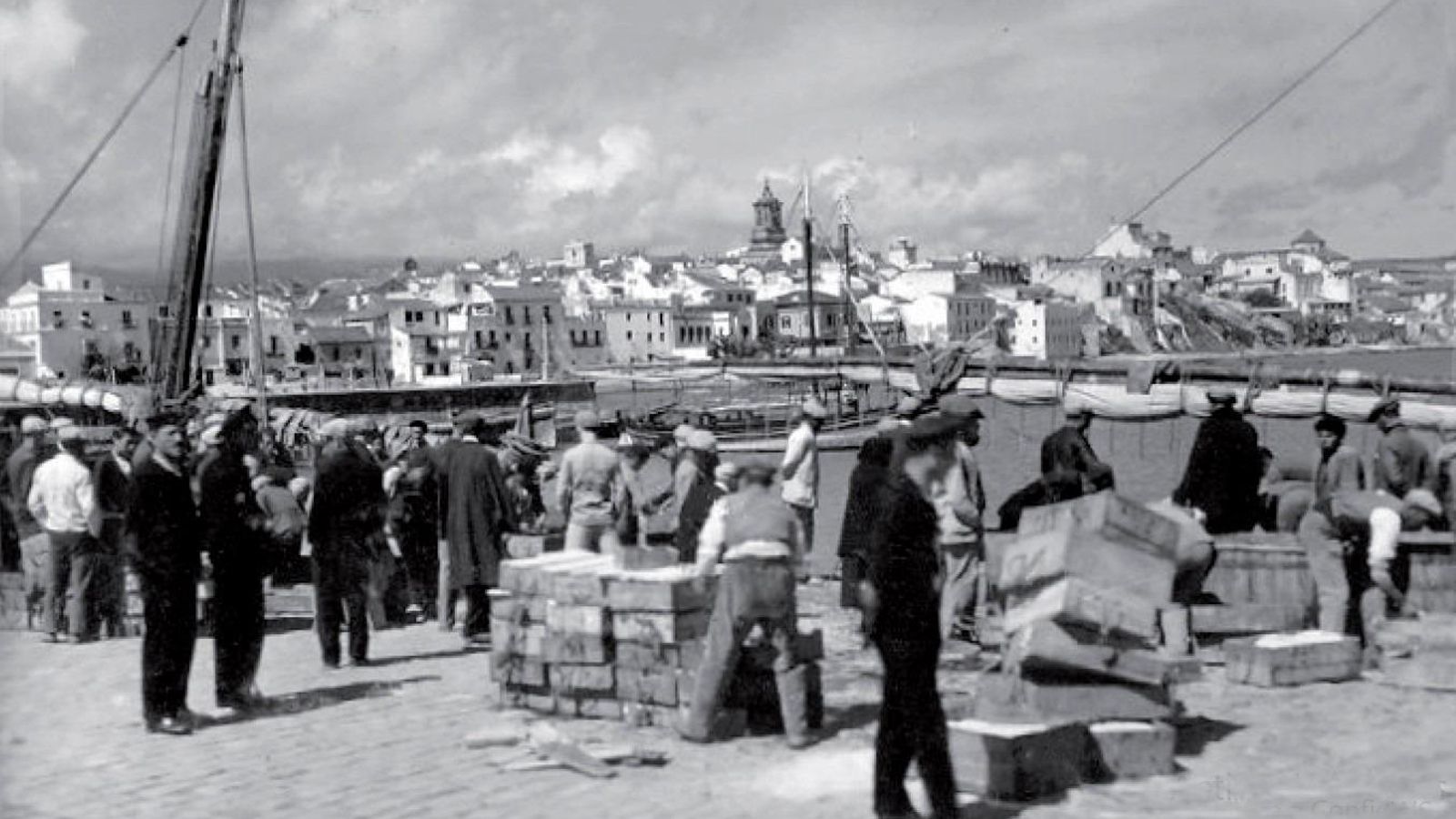 Barcos de pesca depositando las capturas en el lado norte del muelle de la Galera. Año 1930. (Fotografía de Antonio Passaporte. Archivo Loty).