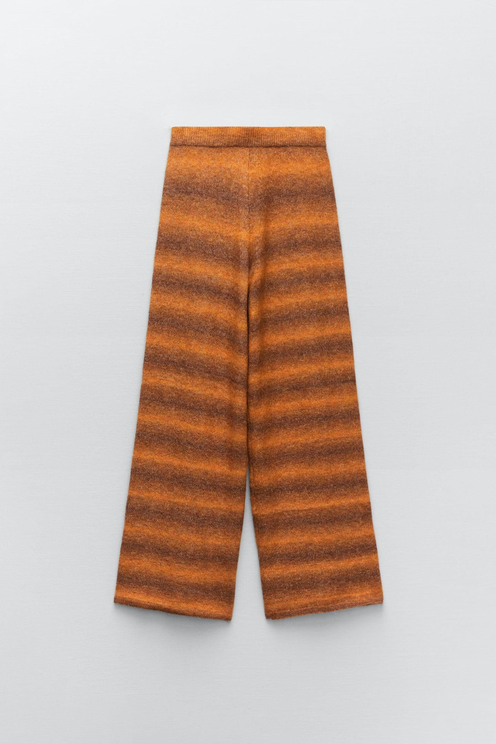 Pantalones de punto con rayas naranjas de Zara.