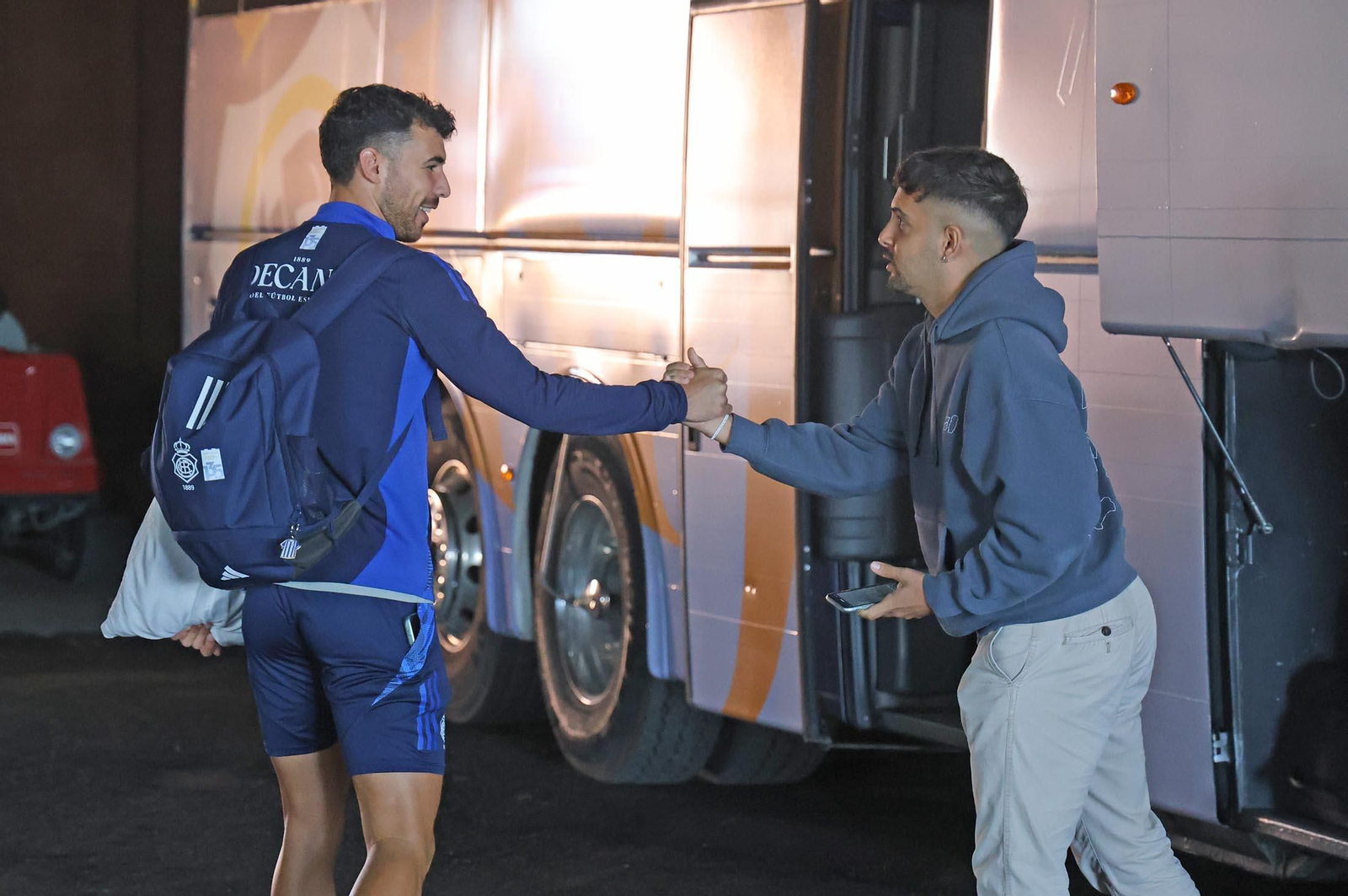 Imágenes de la salida en autobús del Recreativo de Huelva hacia Madrid