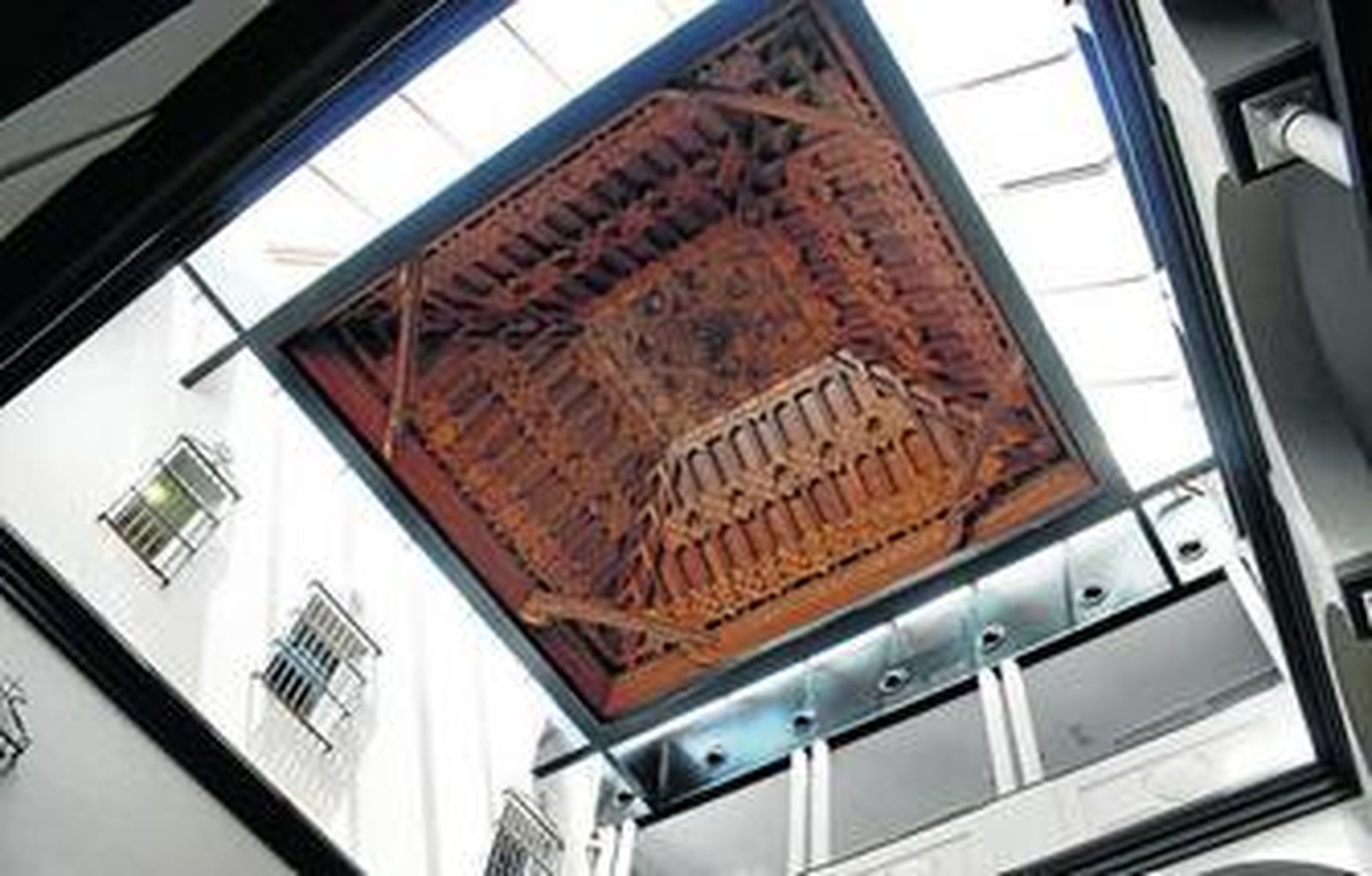 La casa palacio ha sido restaurada conservando el artesonado que cubre el patio interior.