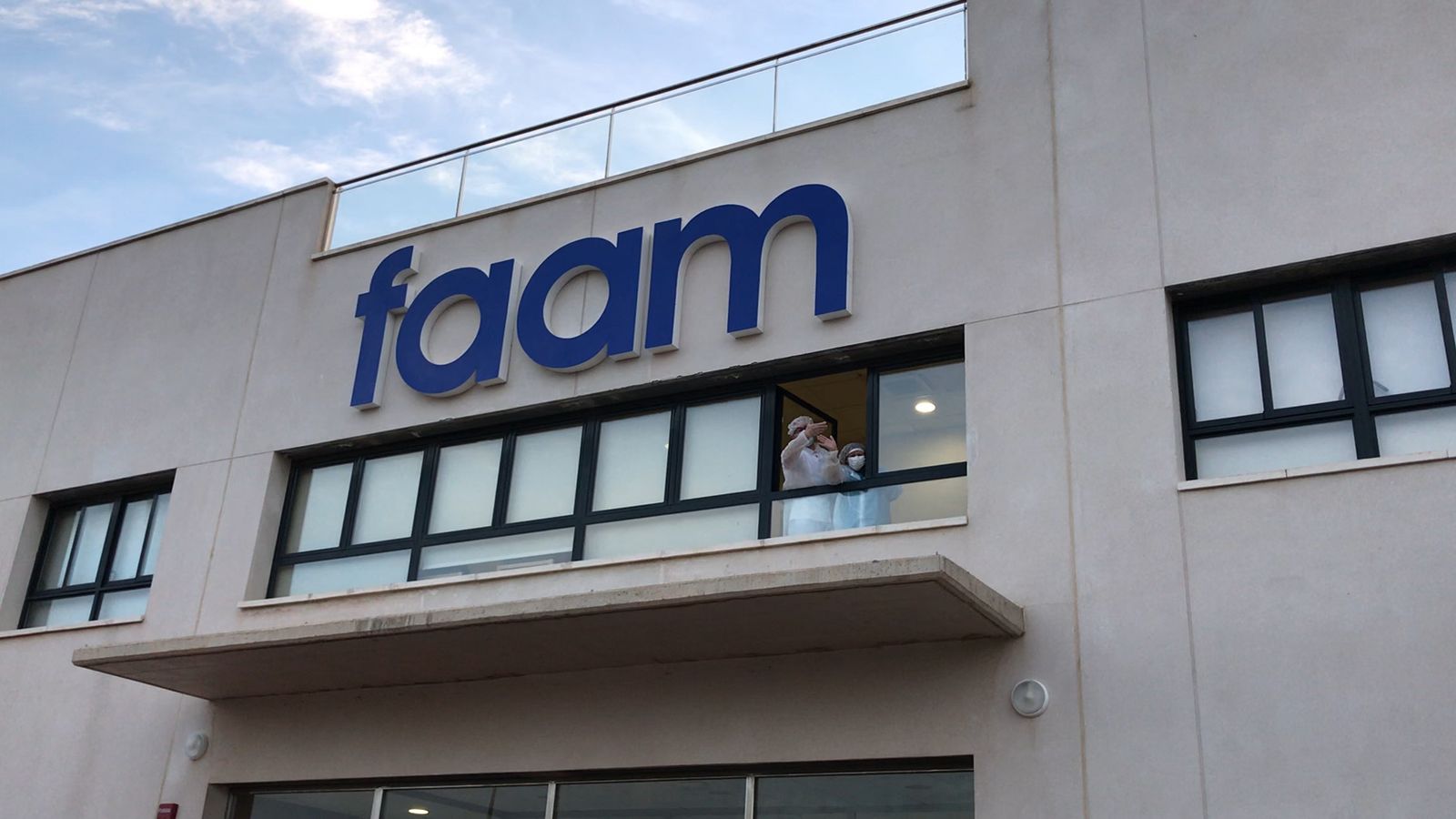 Salida tras confinamiento de 45 días de trabajadores de FAAM en imágenes