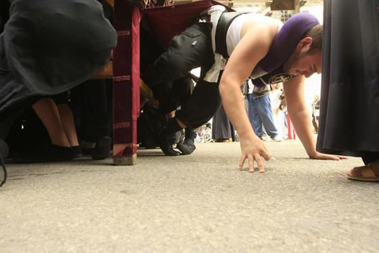 Costaleros salen del paso de misterio del Cristo del Perdón, momentos después de la salida, en la Calzada del Arroyo

Foto: Juan Carlos Toro