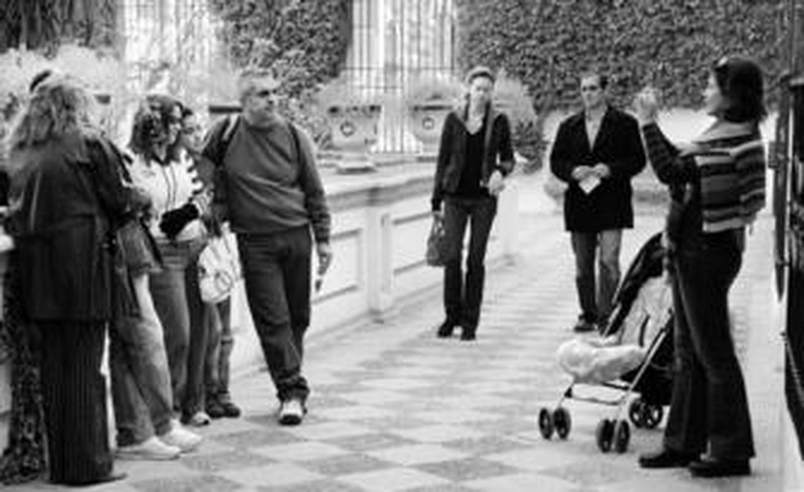 Un grupo de turistas disfrutan del puente en el Alcázar.