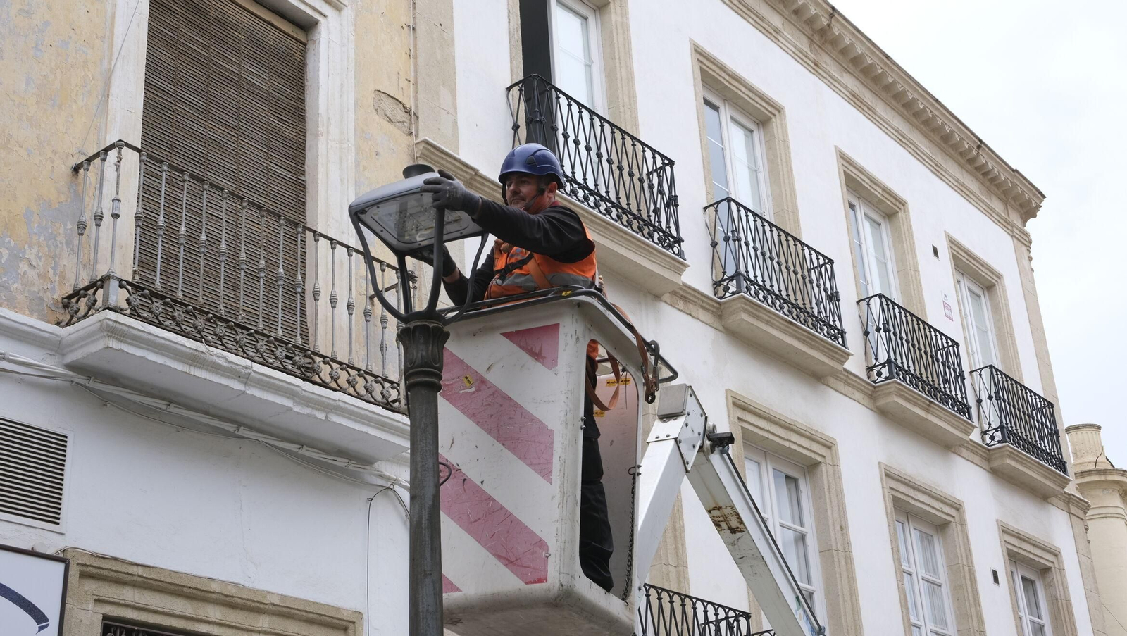 Un operario instala un farol Led del ‘plan renove’ del Ayuntamiento en el casco histórico