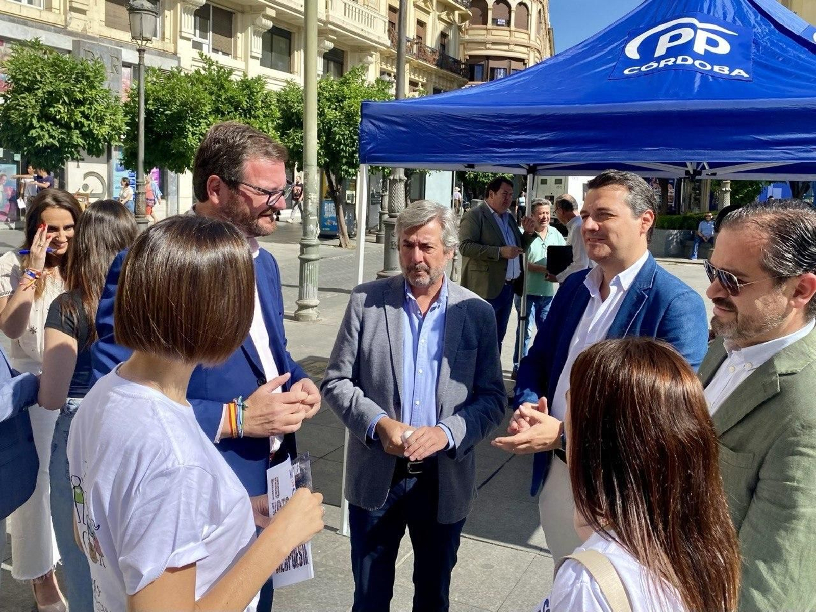 Bellido, junta a otros miembros del PP, en una carpa electoral del partido.