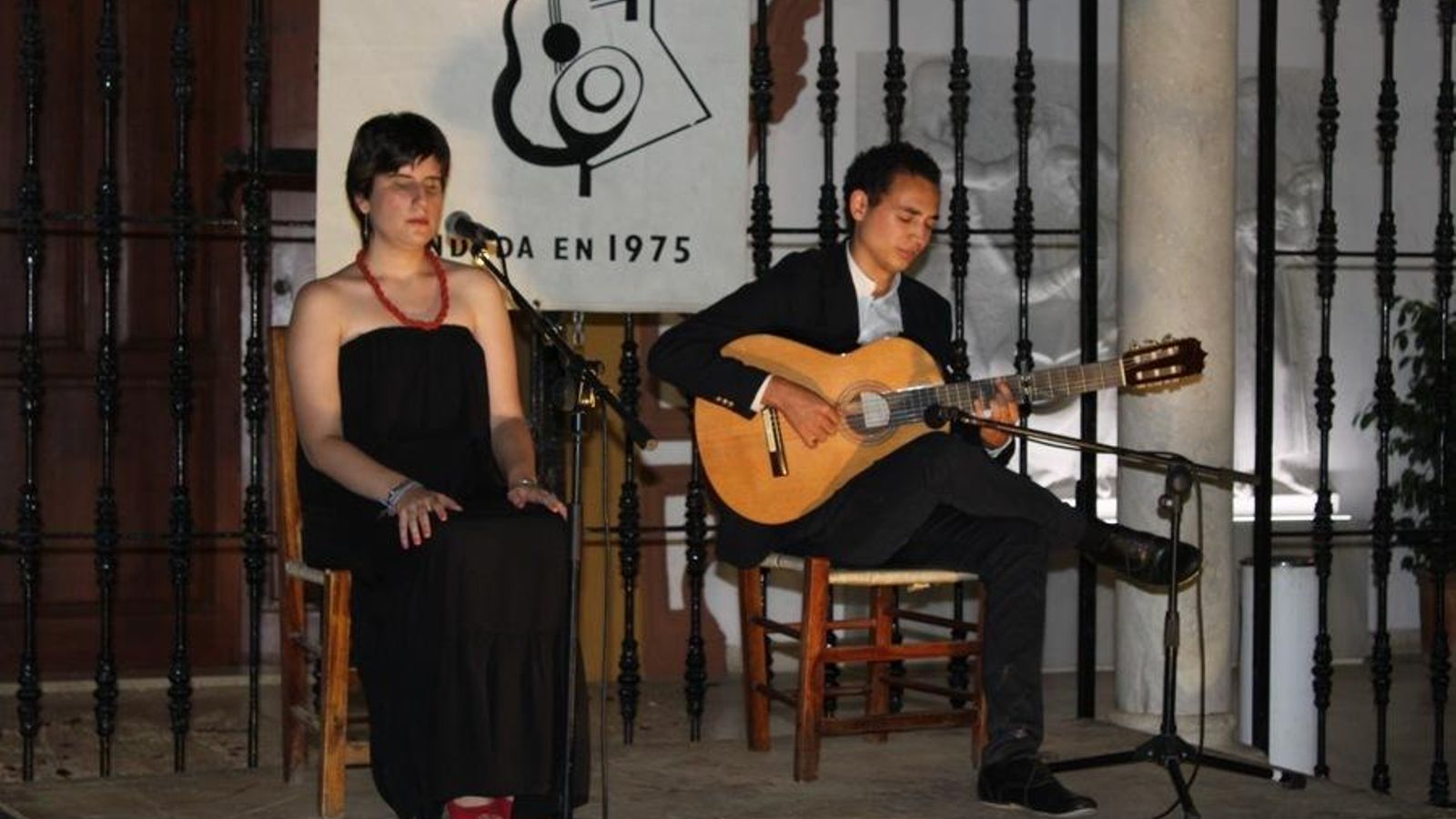 María Rodriguez acompañada por Álvaro Mora, en Moguer.