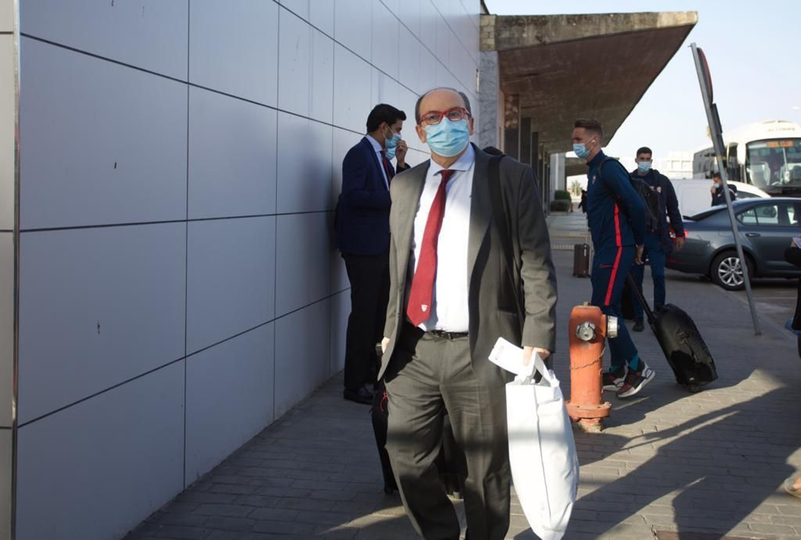 José Castro saluda a los fotógrafos antes de embarcar; De Jong, al fondo.