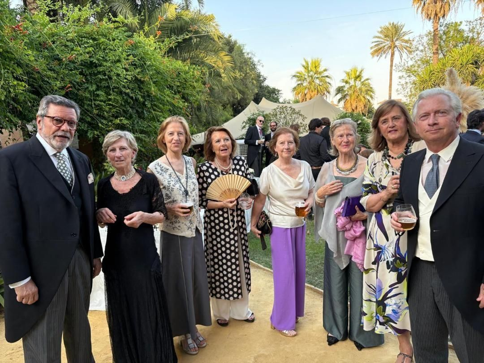 Antonio Bonet, las hermanas Pepa, Blanca, María Antonia, Concha y Coqui Ybarra Mencos, Paloma Martín Aguirre y Alberto Ybarra.