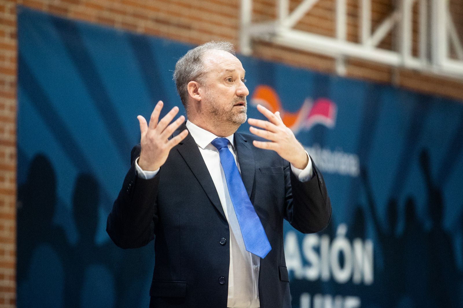 Rafa Monclova da instrucciones a sus jugadores en la visita del Alicante a El Pumarín para jugar con el Oviedo.