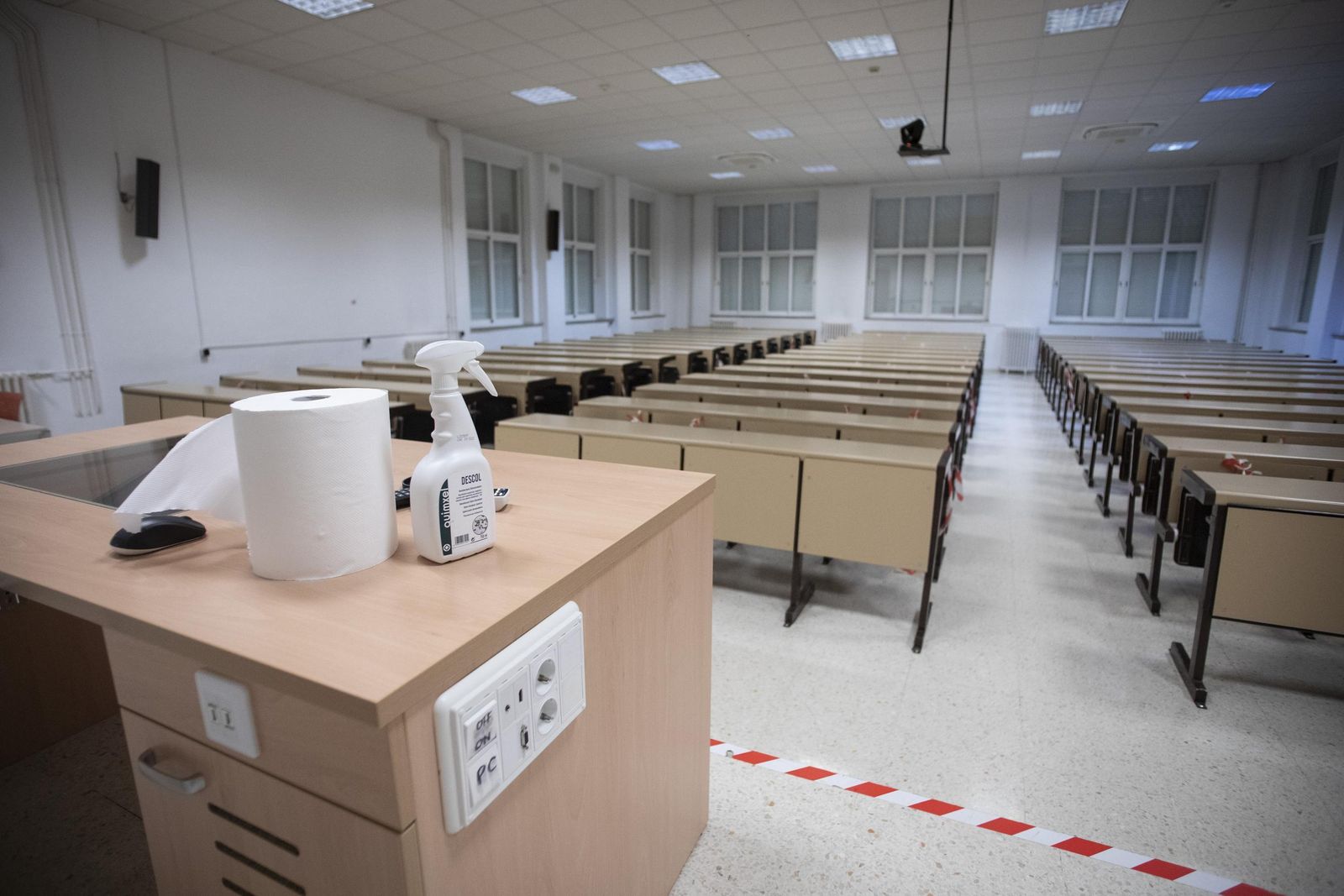 Un aula de la Facultad de Ciencias Políticas de Granada, preparada para acoger la Selectividad 2021.