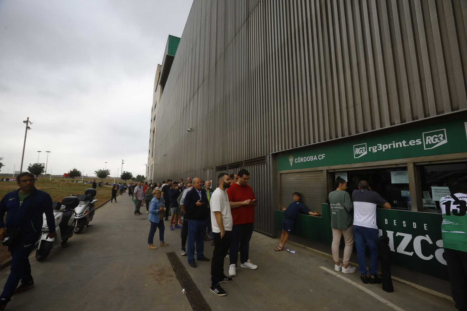 Las mejores fotos de las colas de El Arcángel para conseguir las entradas del Córdoba CF - Barcelona Atlétic Las mejores fotos de las colas de El Arcángel para conseguir las entradas del Córdoba CF - Barcelona Atlétic