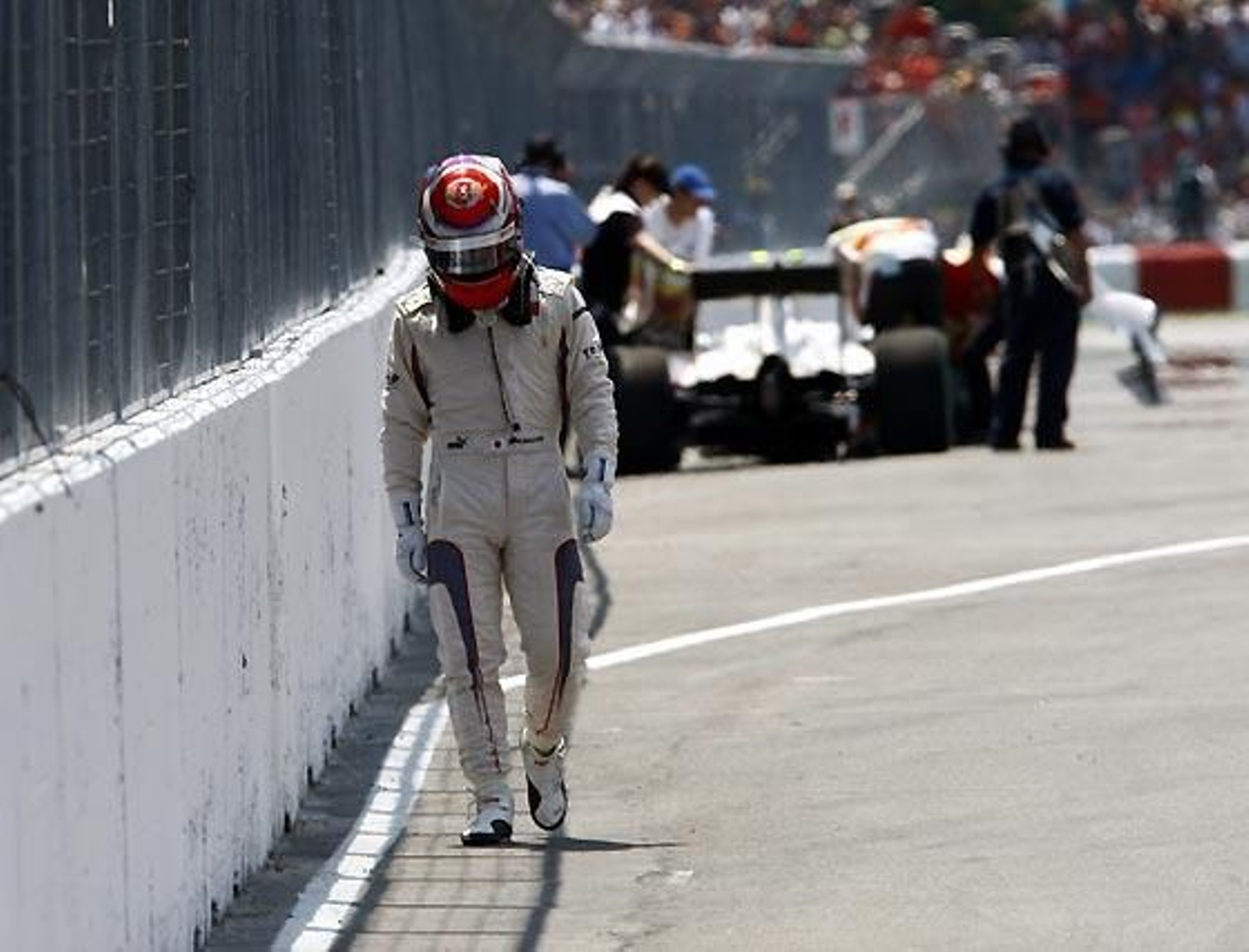 Kamui Kobayashi, compañero de Pedro de la Rosa en Sauber, tuvo que abandonar.

Foto: Afp Photo / Reuters / Efe