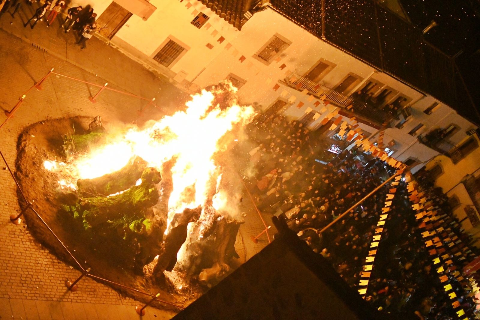 La gran hoguera arde en la Plaza de la Villa de Dos Torres.
