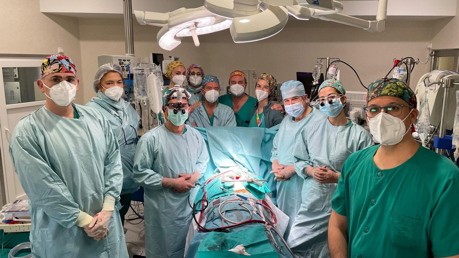 Parte del equipo que hace cirugías extracorpóreas en el Hospital Regional. Parte del equipo que hace cirugías extracorpóreas en el Hospital Regional.