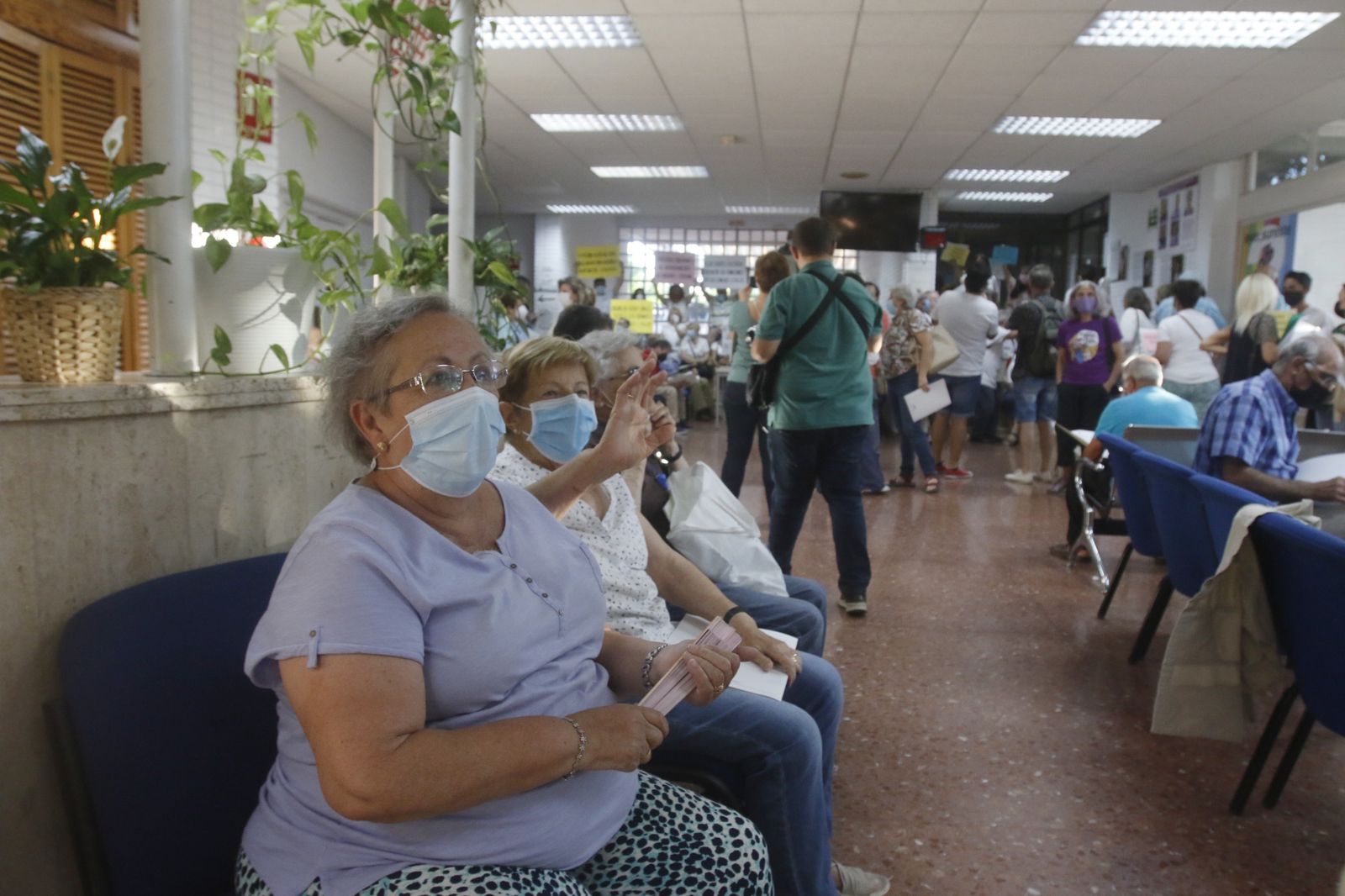 El encierro para exigir la apertura de los centros cívicos de Córdoba, en imágenes