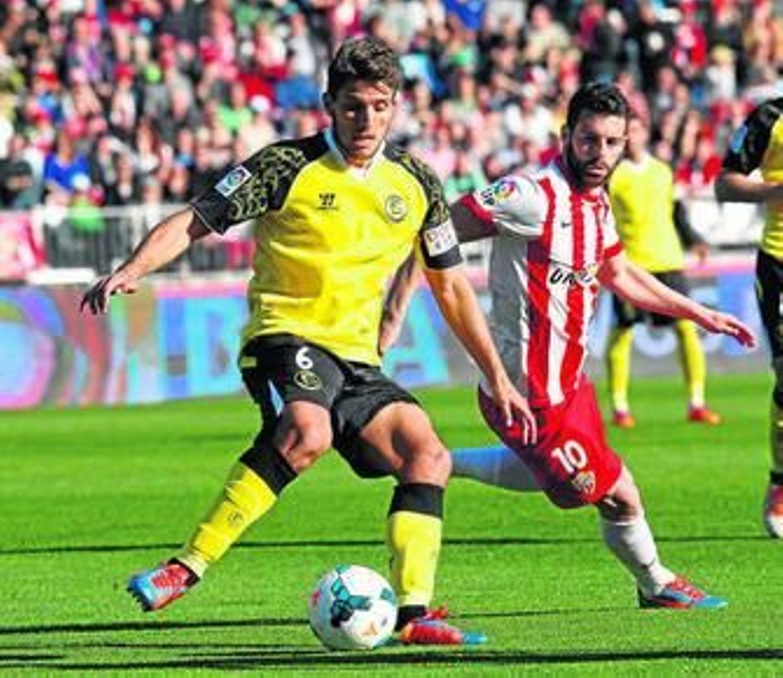 Carriço juega el balón en presencia del ex sevillista Rodri.