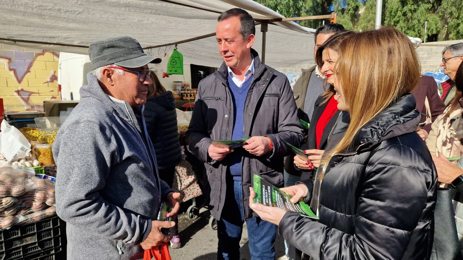 La campaña la han iniciado en las inmediaciones del centro sanitario Bola Azul, en el mercadillo del lunes de la capital