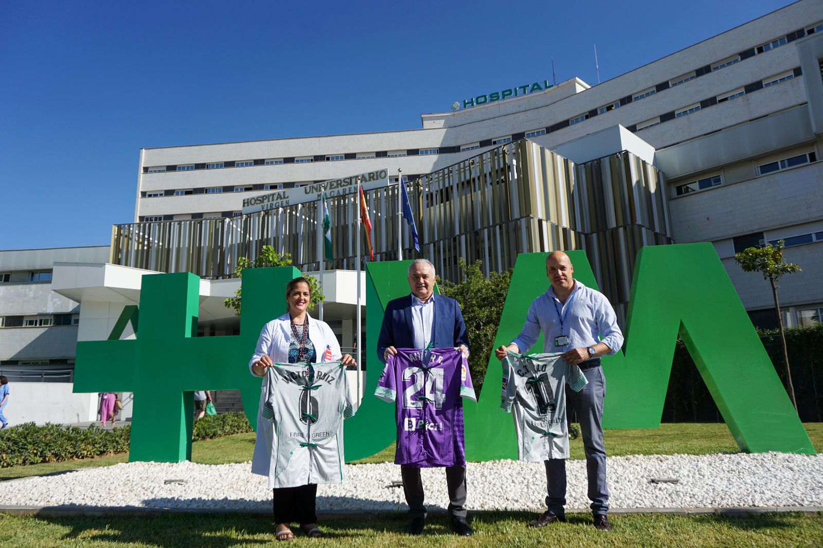 Rafael Gordillo entregó las camisetas en el Hospital Virgen Macarena.