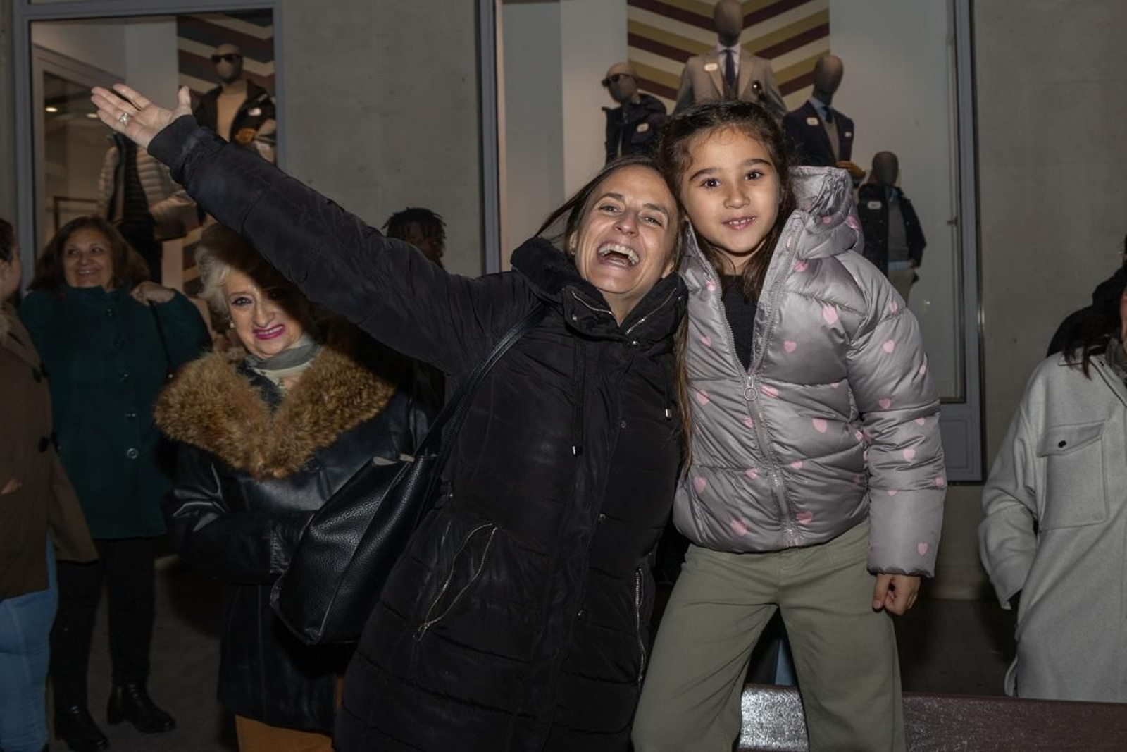 Jaén enciende su Navidad con sus habitantes echados a la calle