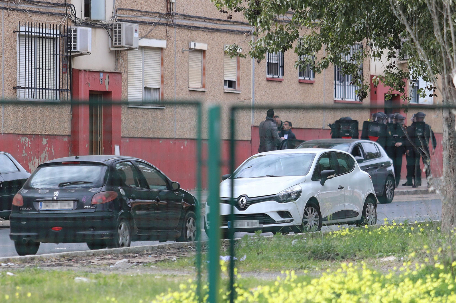 Imágenes del atrincherado que amenazaba con hacer estallar una bombona en el Torrejón, Huelva