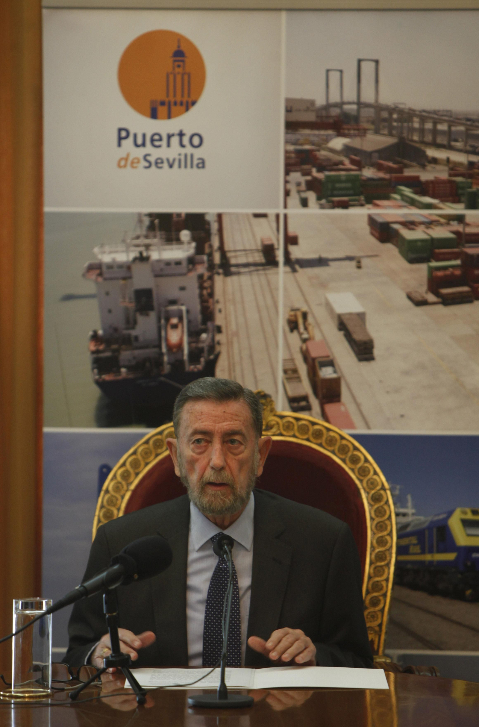 Manuel Gracia, presidente del Puerto de Sevilla, ayer en rueda de prensa.