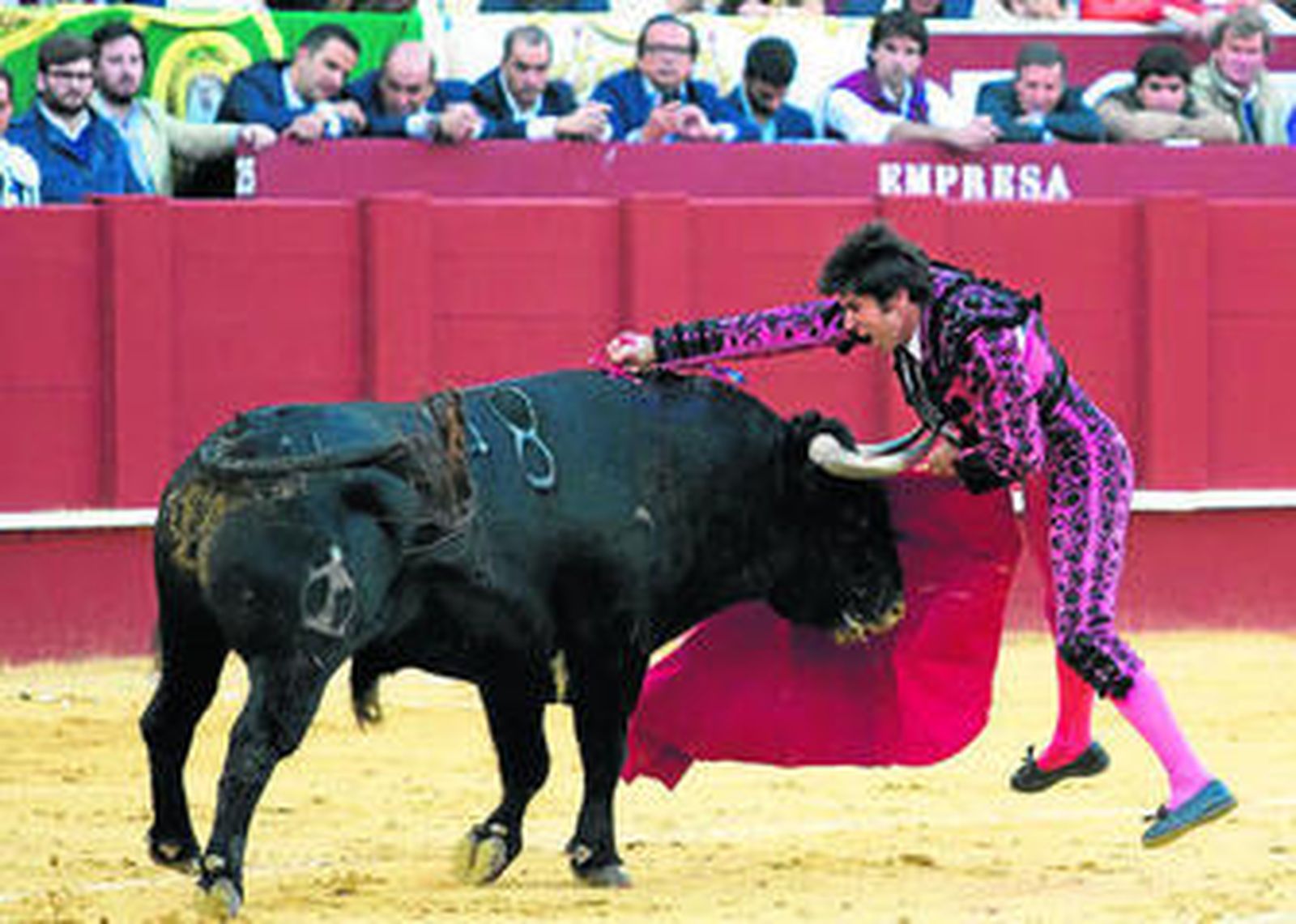 Cayetano, en la estocada a su primer toro, ayer, en Málaga.