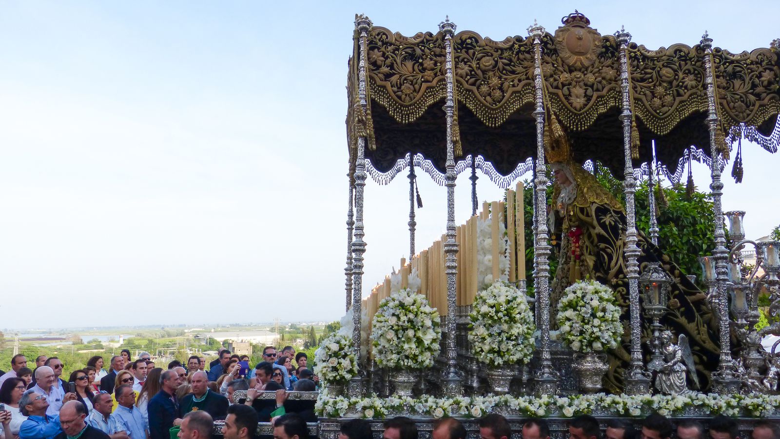 El paso de la Virgen de las Angustias, de Alcalá del Río, es portado por hermanos nazarenos.