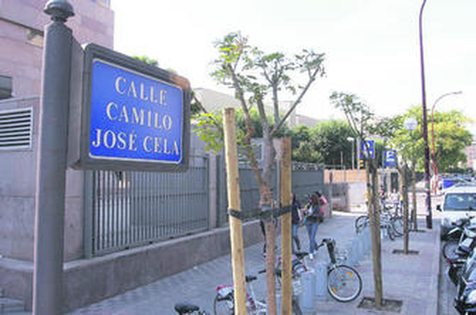 Vista de la calle Camilo José Cela, donde se localiza una facultad universitaria y una estación de Sevici.
