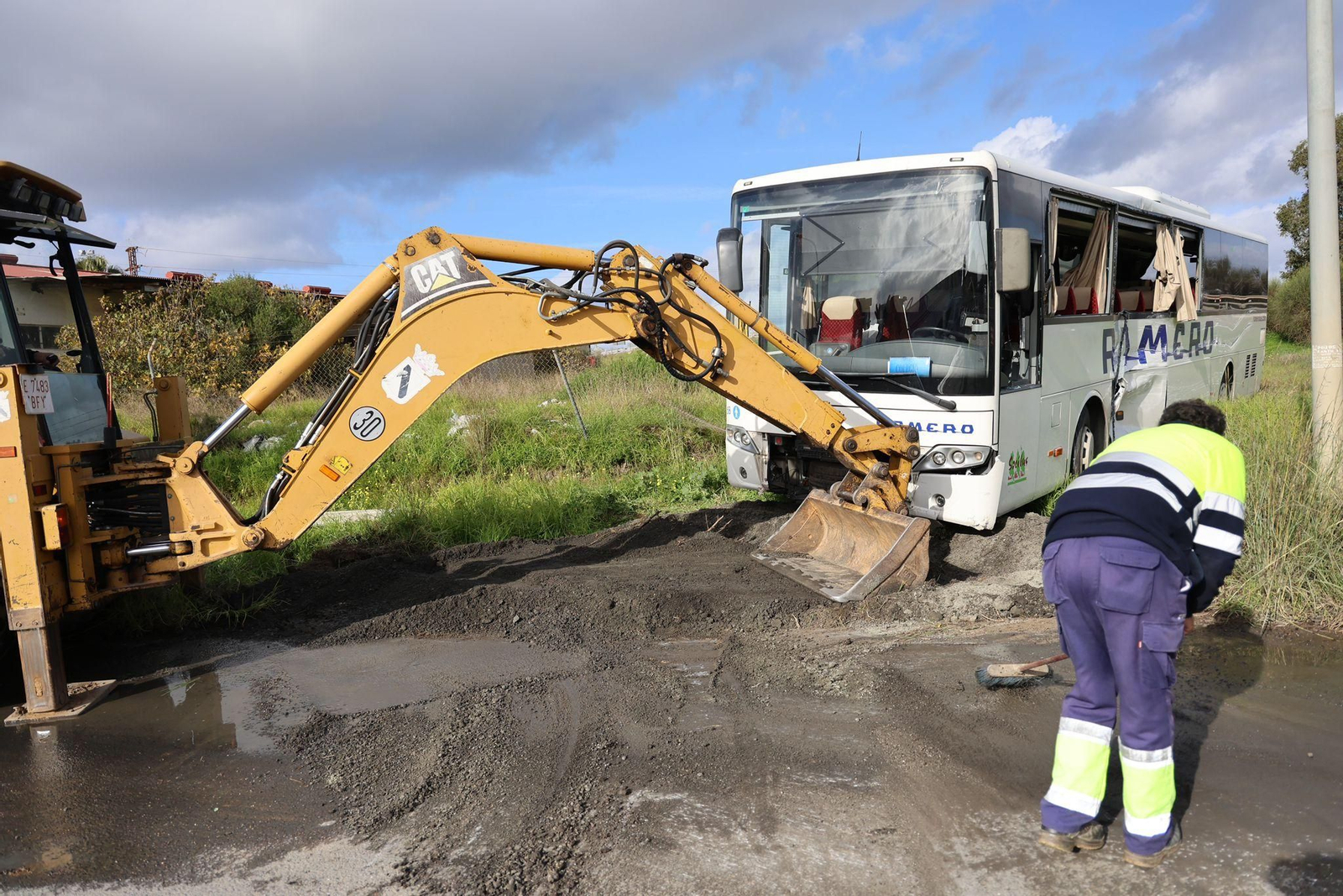 El accidente entre un autobús escolar y un camión en Gibraleón este jueves en imágenes