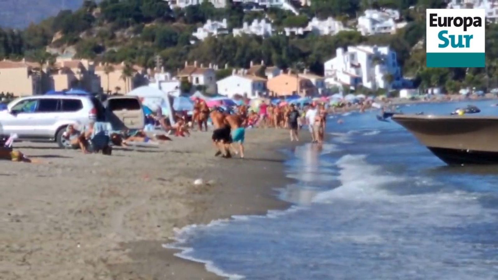 Decenas de bañistas presencian un desembarco de fardos en la playa de Sabinillas