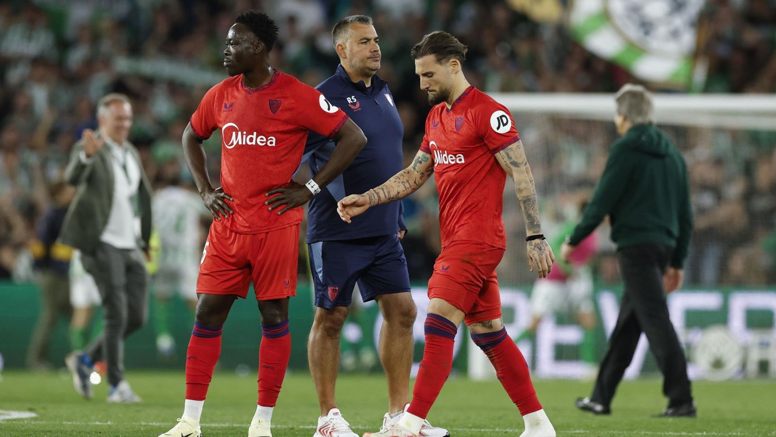 Akor Adams y Gudelj, abatidos tras el partido.