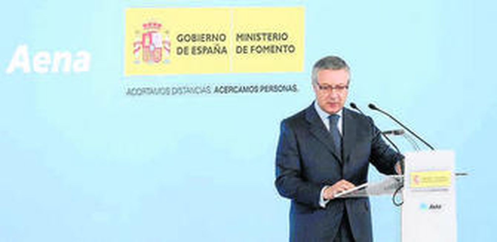 Los Reyes inauguran la terminal que "dinamizará" el turismo