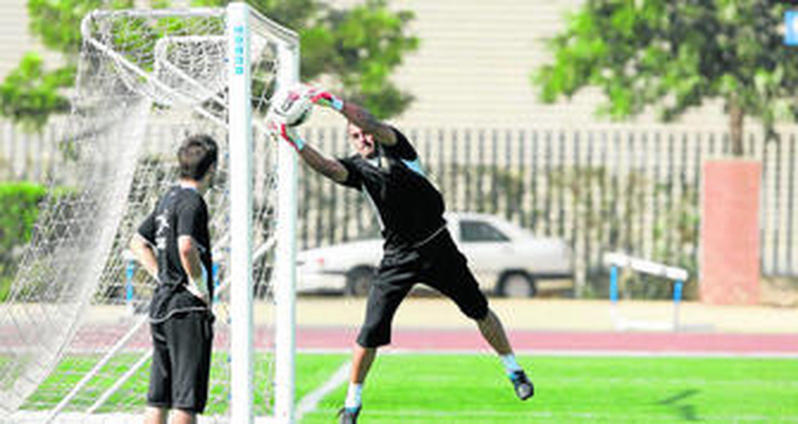 Esteban saca un balón bajo palos en un entrenamiento.