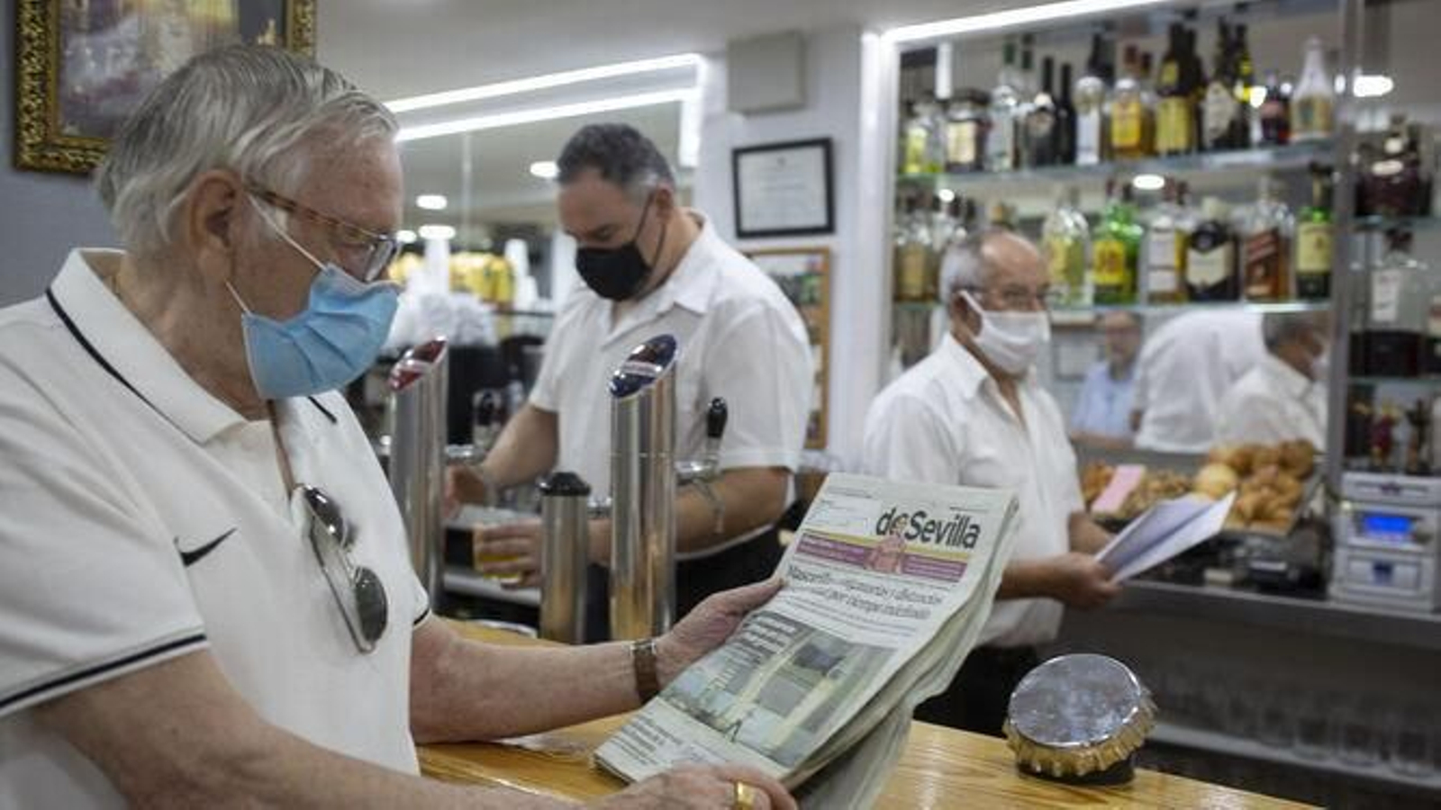 Un cliente lee 'Diario de Sevilla' en un bar del centro de la ciudad.