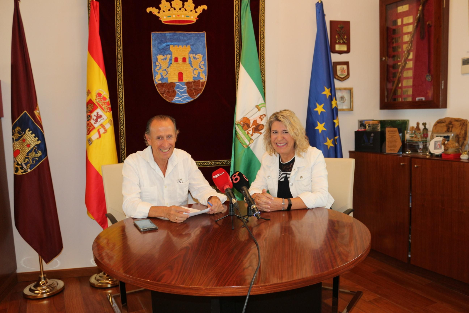 El alcalde de Chiclana, José María Román, junto a la delegada municipal de Mantenimiento Urbano, Ma Ángeles Martínez Rico.