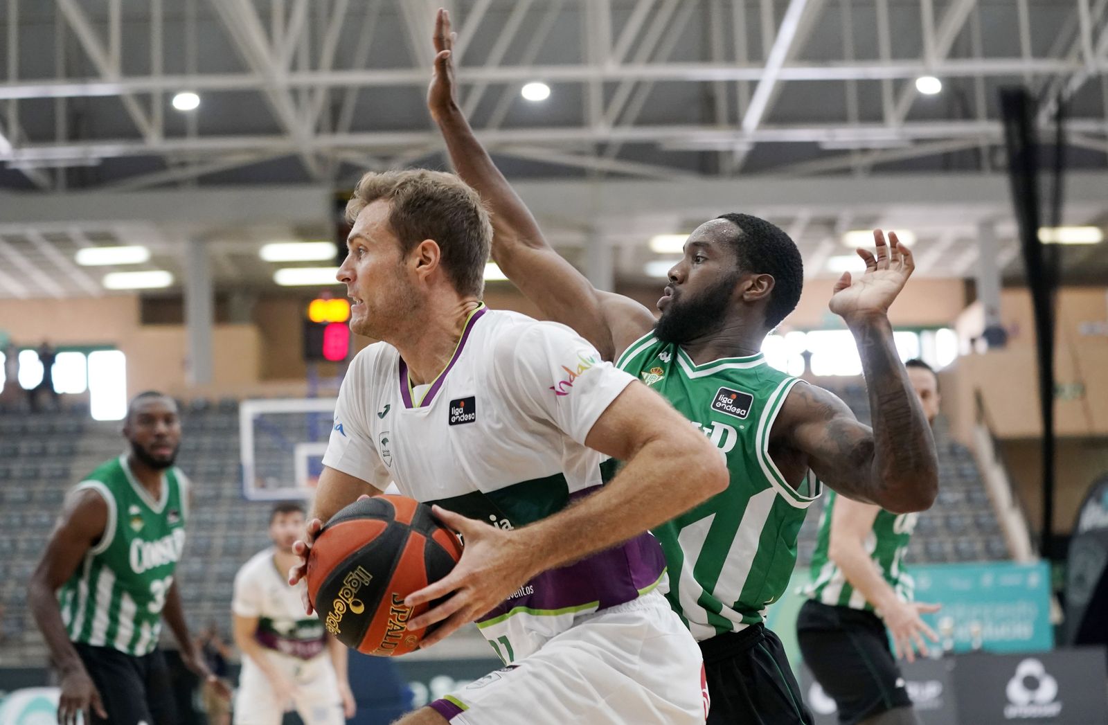 Tim Abromaitis intenta penetrar.