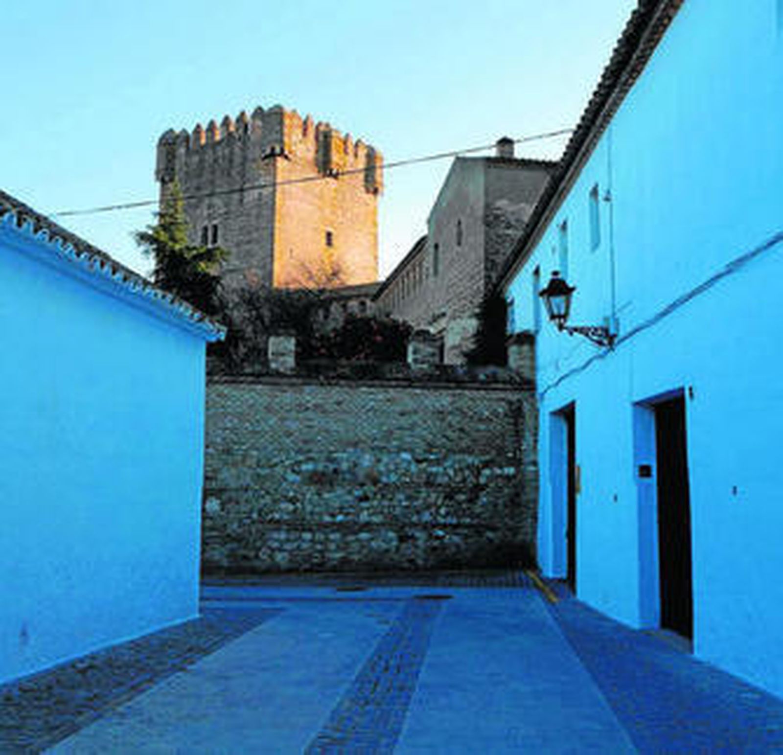 La torre del Homenaje se alza sobre el caserío de la localidad.