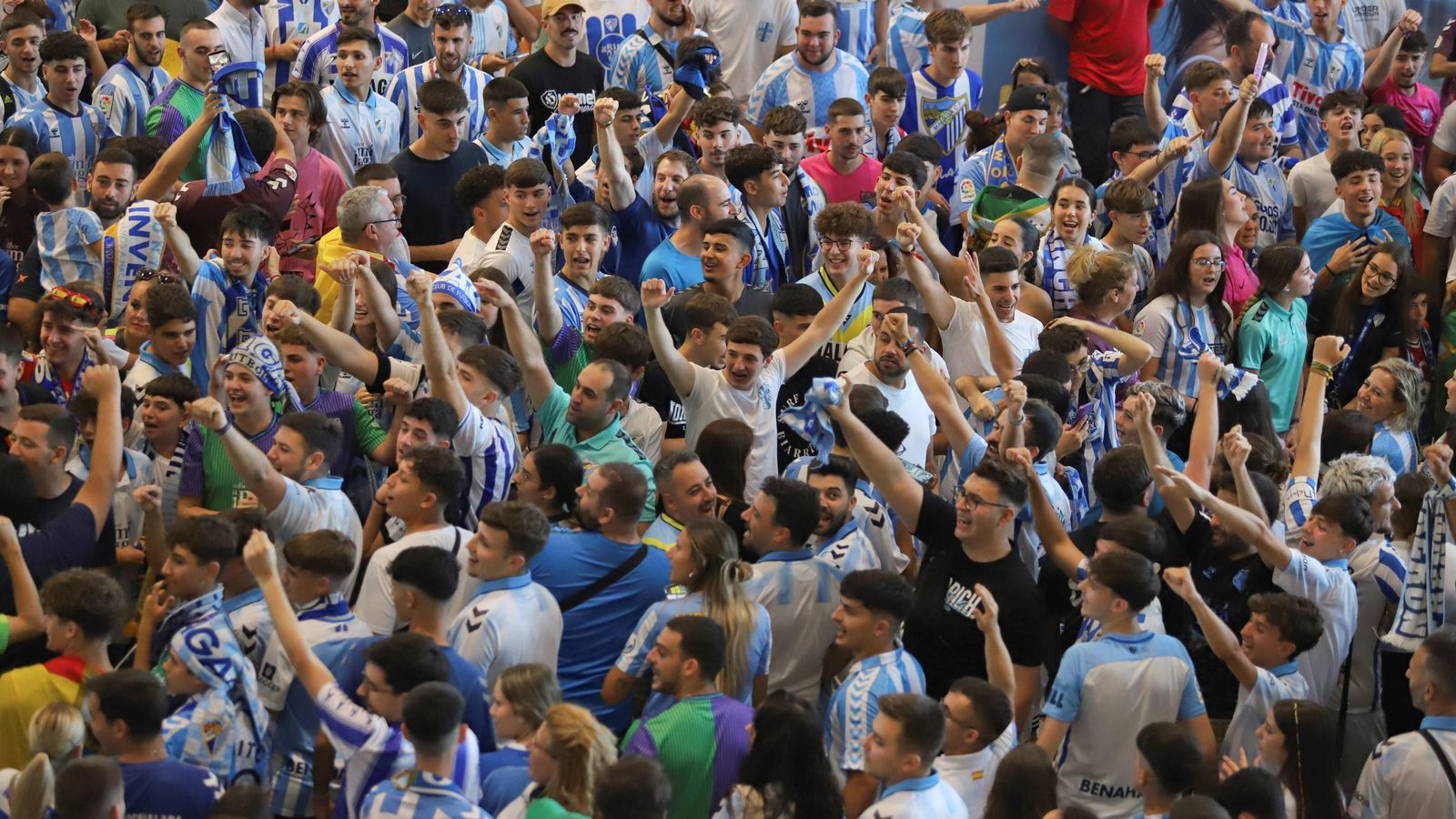 Las fotos de la afición despidiendo al Málaga en el aeropuerto antes de ir a Tarragona