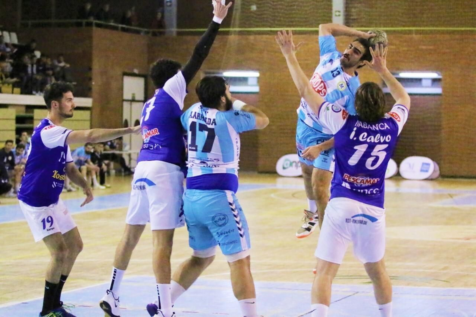 Cabello lanza a portería durante un partido.