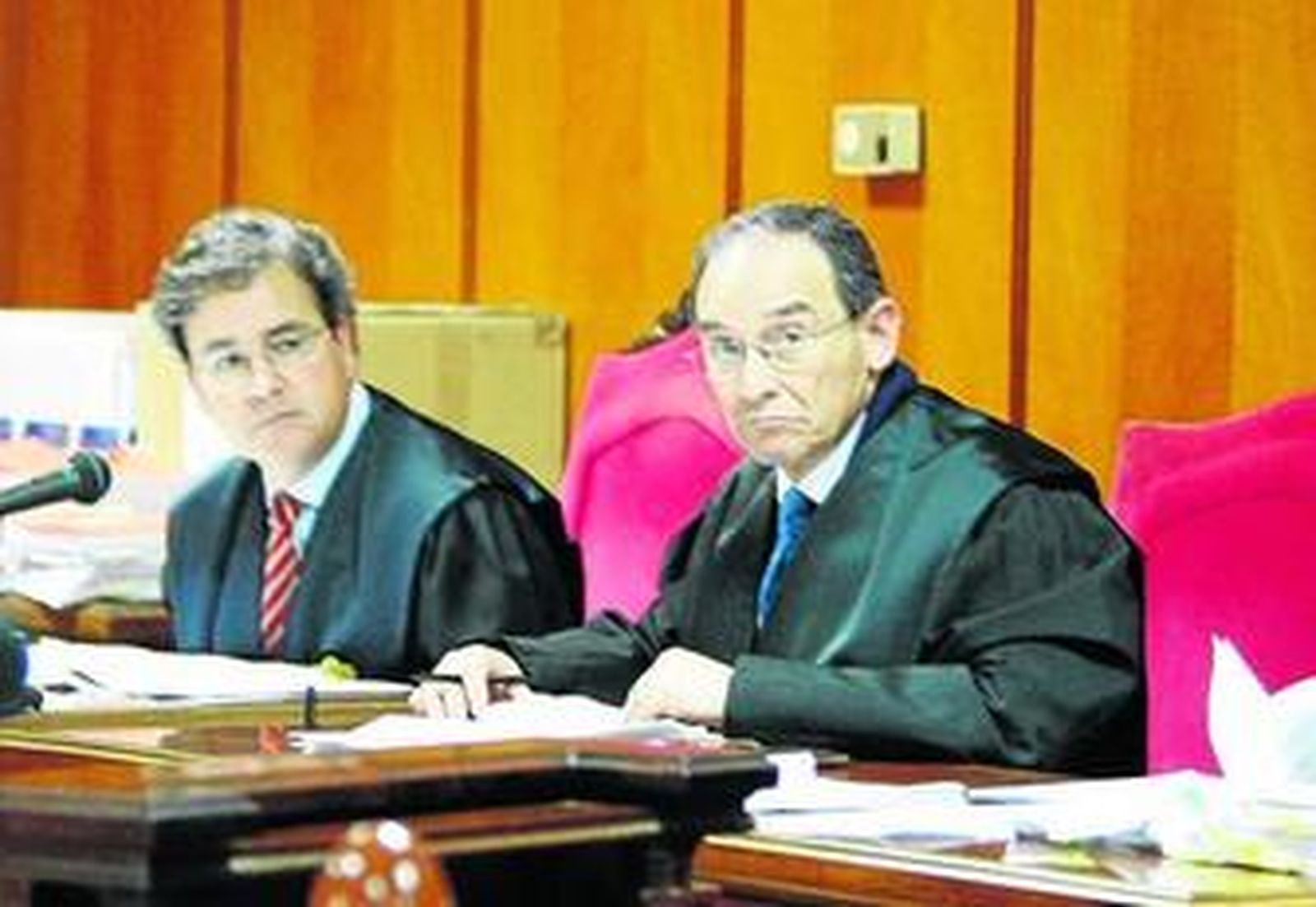 El fiscal (i) y el abogado de la acusación particular, en la primera sesión del juicio.