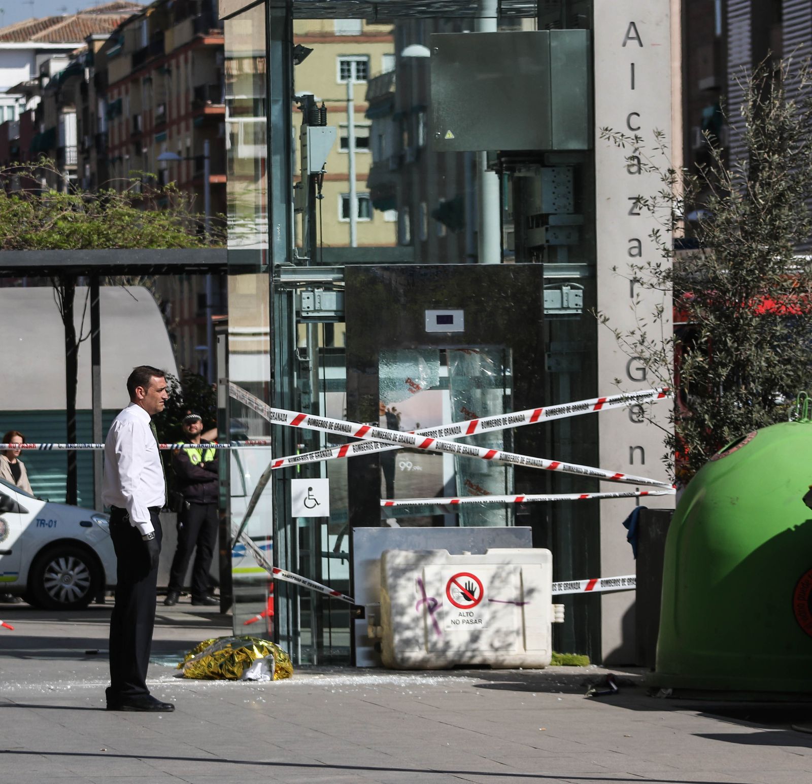 El accidente se produjo en el ascensor que da acceso a la estación Alcázar Genil.