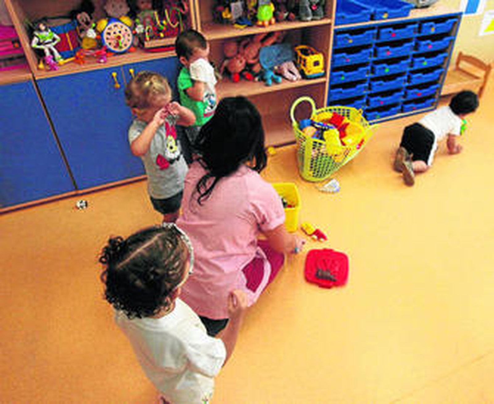 Menores juegan en una guardería de Sevilla.
