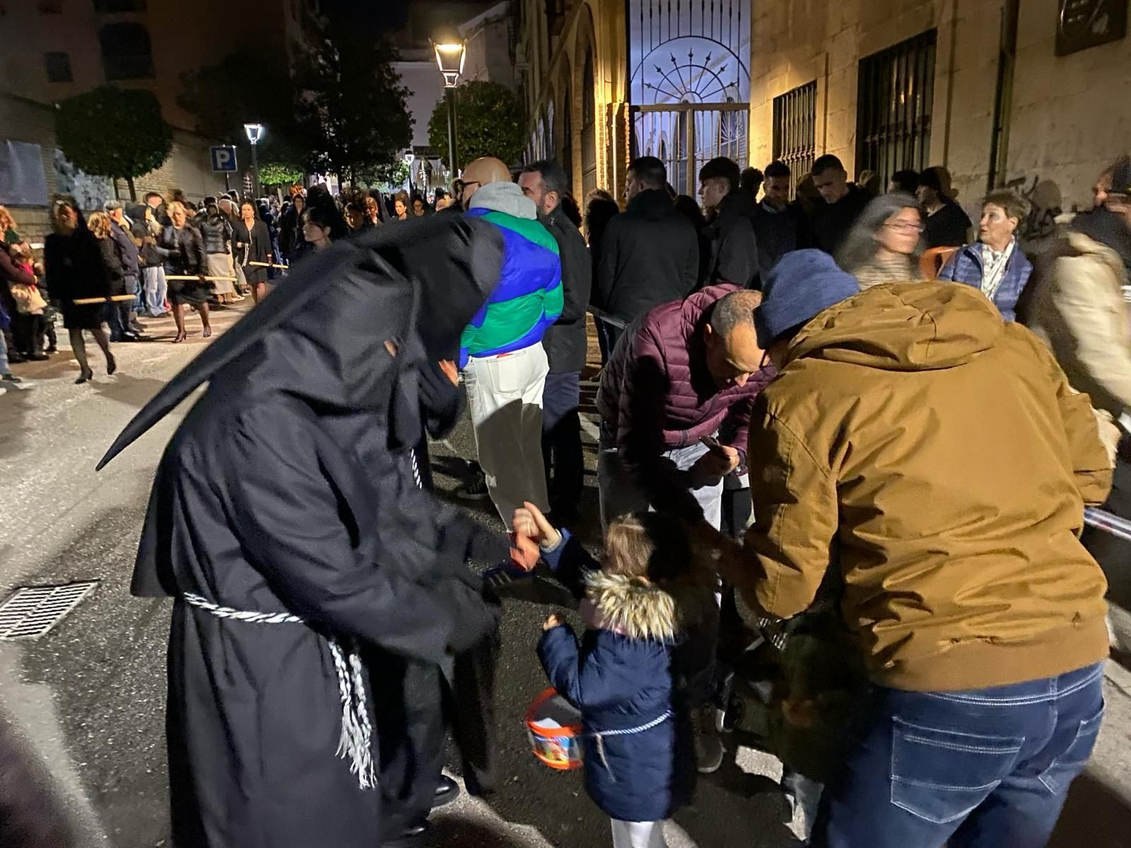 En imágenes: el Santo Sepulcro procesiona su luto por las calles de Jaén capital