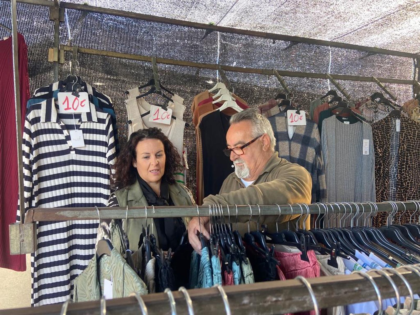 La candidata a la Alcaldía por el PP de Chiclana, Ascensión Hita, durante su visita a los comerciantes.