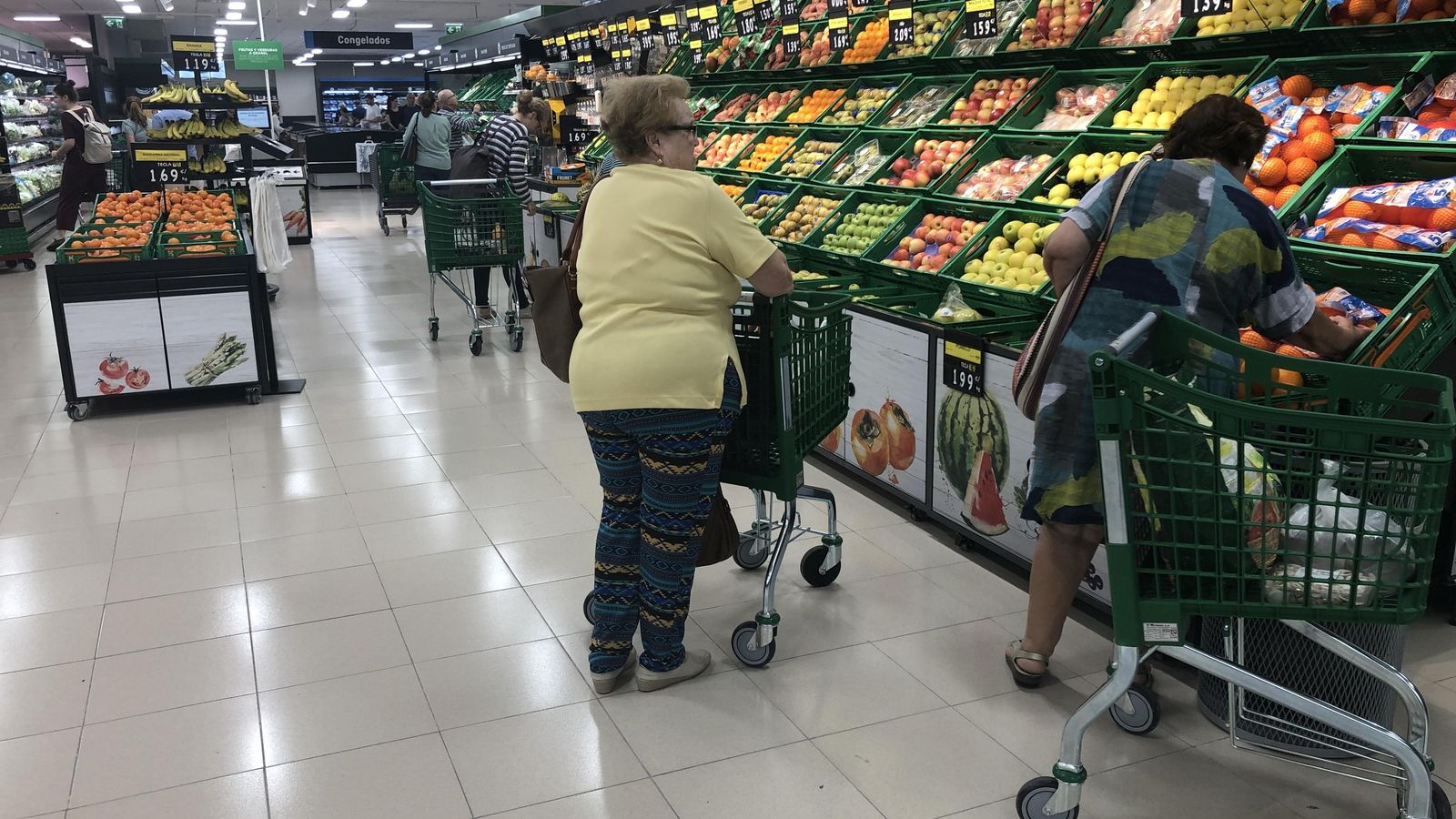 Unas clientas en la frutería de Mercadona.