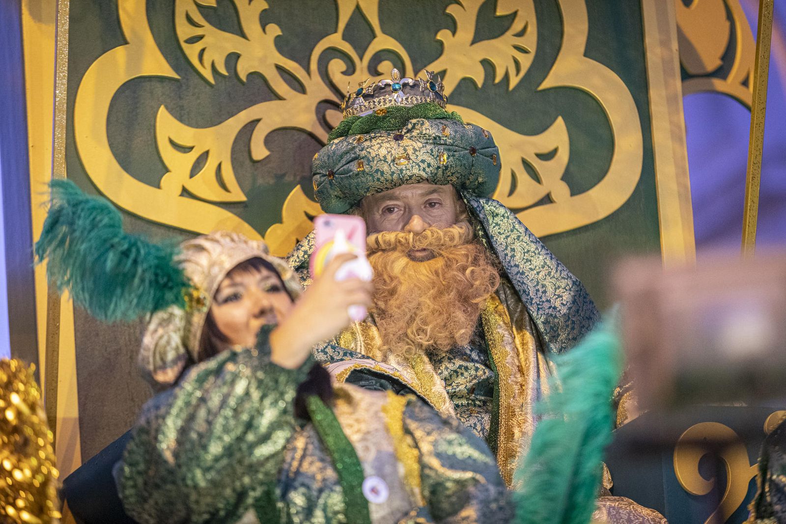 Su Majestar, el rey Gaspar, y una de sus ayudantes se hace un selfi durante la cabalgata del año pasado en Cádiz.