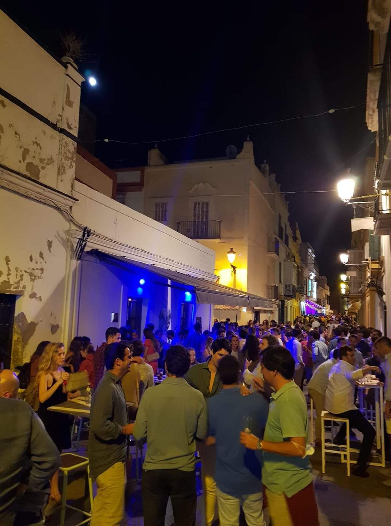 Imagen de una calle portuense durante una noche del pasado fin de semana.