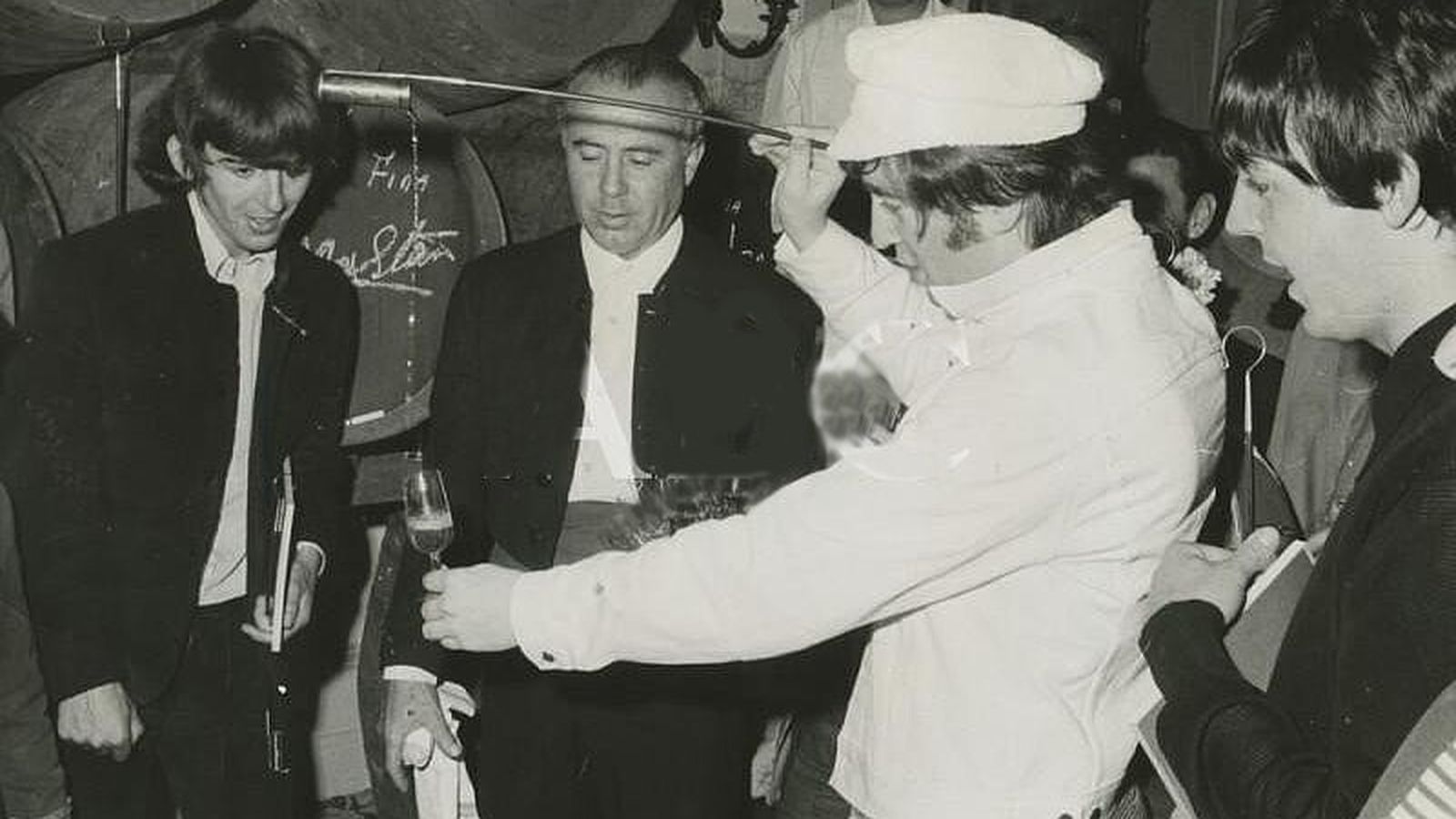 Los Beatles, ante la venencia y Julio Delgado.