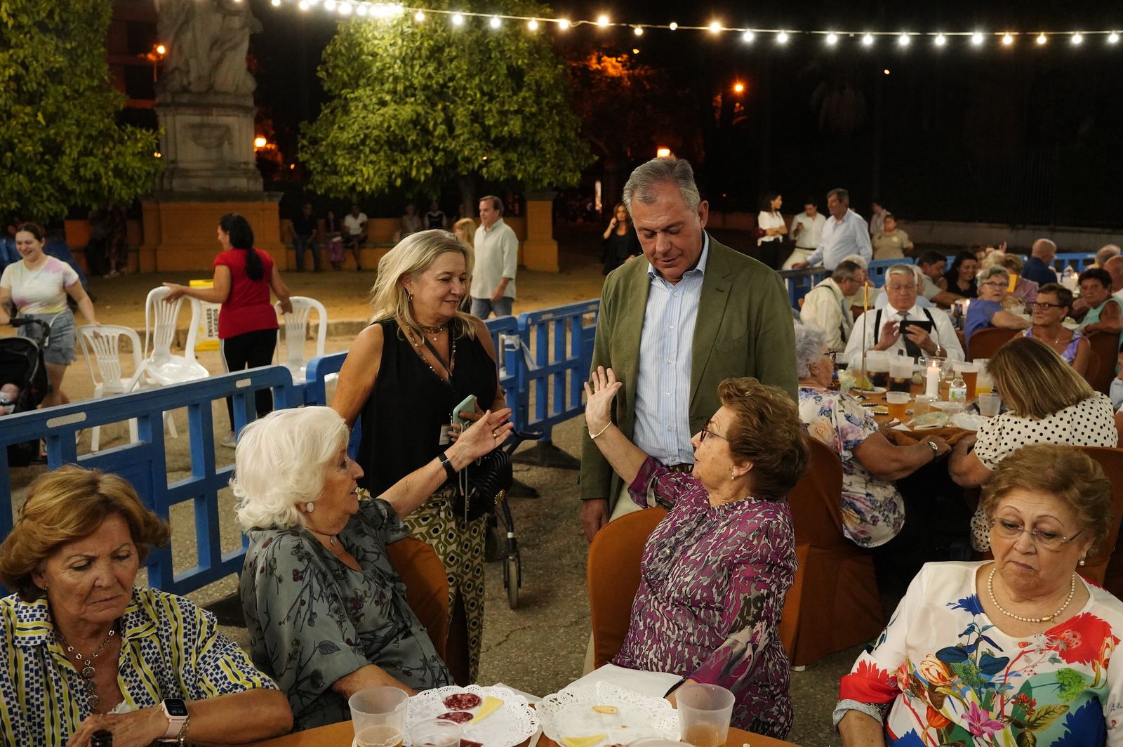 José Luis Sanz con un grupo de invitadas a la cena de homenaje a las personas mayores.